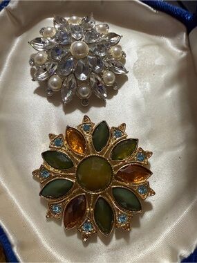 Avon 2012 collector brooch pearl and rhinestone plus gold and green brooch